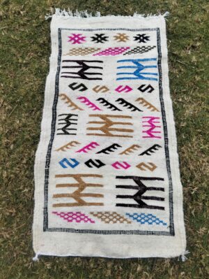 81 Tapis berbère à motifs colorés