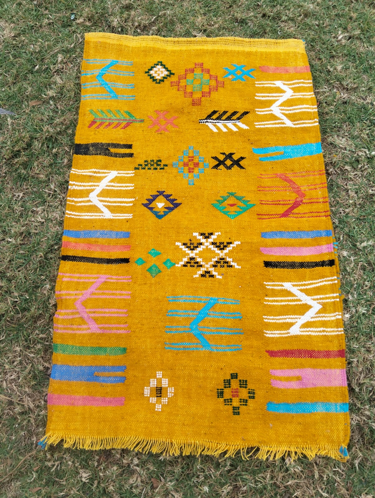 Tapis berbère jaune